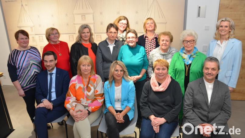 Mit Vorsitzender Michaela Reger (vorne, Mitte) ist eine Aufbruchstimmung in der Frauen-Union zu spüren. Neu sind auch die stellvertretenden Vorsitzenden Sabine Kallmeier (vorne, Zweite von links) und Barbara Wutzlhofer (vorne, Zweite von rechts). Margit Uschold aus Oberlind (hintere Reihe, Zweite von links) gehört seit 35 Jahren zur Gemeinschaft. Bild: dob