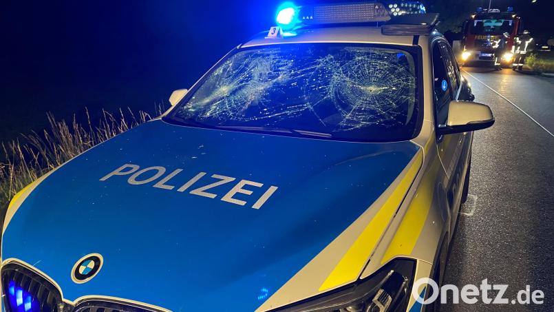 Im Amberger Ortsteil Speckmannshof hat ein Randalierer Polizisten in einem Streifenwagen angegriffen. Bild: Polizei Oberpfalz
