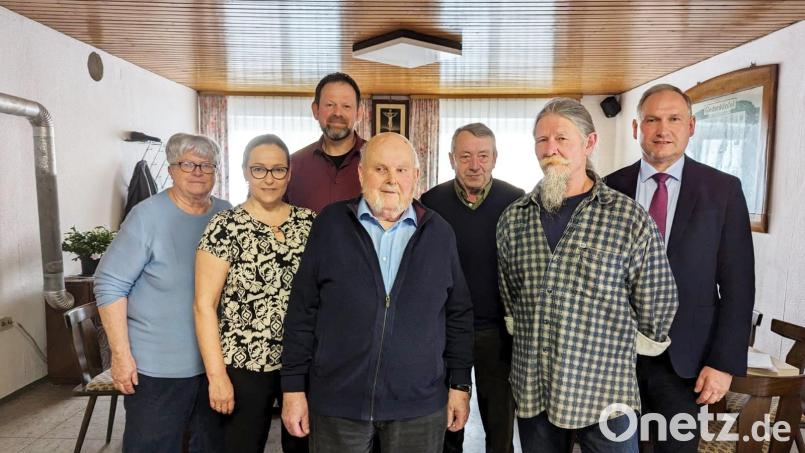 Jürgen Köbele (Mitte) wurde für 25 Jahre Treue zum VdK geehrt, Eva Seifried (links) ist zehn Jahre dabei, ebenso Hans Klemm (Dritter von rechts) und Joachim Schmid (Zweiter von rechts). Bild: sei