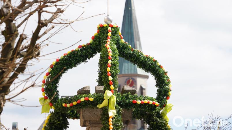 Geschmückt mit farbenfrohen Eiern und Schleifen ziert seit wenigen Tagen ein Osterbrunnen den Kemnather Stadtplatz. Bild: kaz