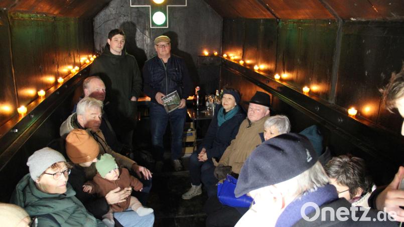 Buchpräsentation in der Asphaltkapelle: Bei Kerzenschein lasen einige der Autoren aus dem Standardwerk der Holstoß-Community vor. Hinten links Autor Philipp Koch, rechts daneben Herausgeber Wilhelm Koch. Bild: gri