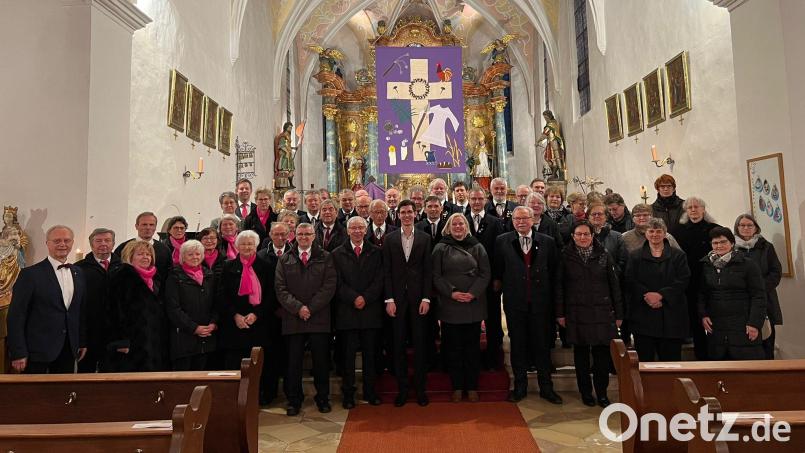 Am Ende des eindrucksvollen Passionskonzerts dürfen die beteiligten Chöre, der Kirchenchor Schlicht (links), der Männerchor Ehenfeld (Mitte) und der Landfrauensingkreis Gebenbach (rechts) sowie Organisator Heinz Krob (links) den dankbaren Applaus der Besucher entgegennehmen. Bild: ct