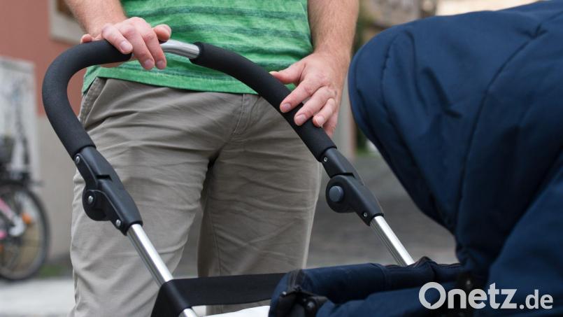 Ein junger Vater mit einem Kinderwagen (Symbolbild). Bild: Inga Kjer/dpa