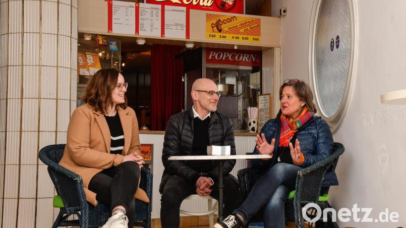 Sinah Mönch vom CJD-Jugendmigrationsdienst, Andreas Wörz vom Ringtheater und Martina Hiesl, Vorsitzende des CJD-Fördervereins, organisieren gemeinsam die interkulturelle Filmnacht am 30. April in Amberg. Bild: Petra Hartl