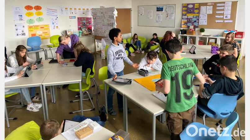 Jahrgangsübergreifenden Unterricht gibt es an den Zottbachtalschulen. Als eine von zehn Schulen in ganz Bayern nimmt die Bildungseinrichtung in Pleystein an dem Modellversuch teil. Die Schüler arbeiten oft in Gruppen. Hierfür stehen zwei Klassenzimmer zur Verfügung. Bild: ck