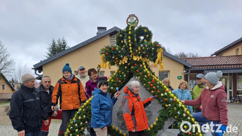 Mitglieder des Fichtelgebirgsvereins haben den Brunnen österlich geschmückt. Bild: gis