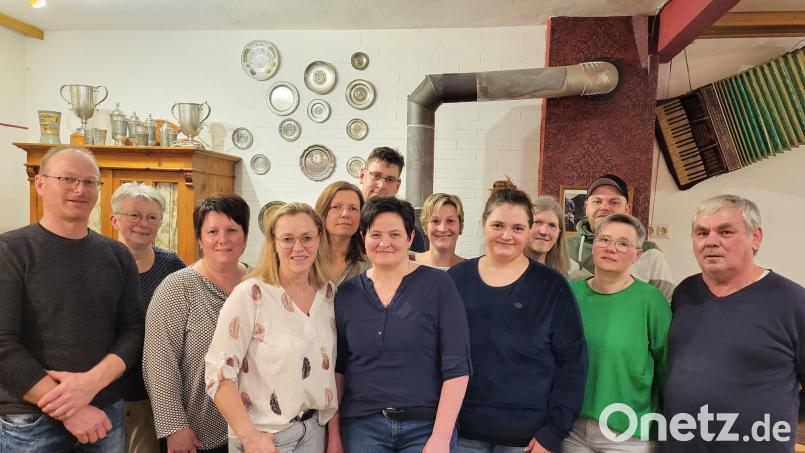 Der neu gewählte Vorstand der Dorfgemeinschaft Guteneck setzt sich zusammen aus (vorne, von links) Stefan Schmal, Gabi Bauer, Gerlinde Renz, Daniela Beer, Sabrina Hofstetter, Sandra Lottner und Albert Zeitler sowie (hintere Reihe, von links) Rita Wiederspick, Sonja Höger, Roland Kederer, Bianca Hösl, Barbara Hanauer und Christian Hofstetter. Bild: Hofstetter/exb