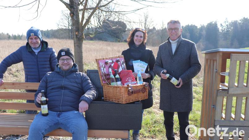 Karl und Florian Maschauer von der gleichnamigen Stadtbäckerei, Katrin Demleitner, stellvertretende Leiterin der Tourist-Info, und Bürgermeister Franz Stahl (von links) eröffneten die „Picknick-Kerwl“-Saison. Seit heuer gibt es eine neue Station am Wolfenstein (Hintergrund). Bild: Stadt Tirschenreuth/exb
