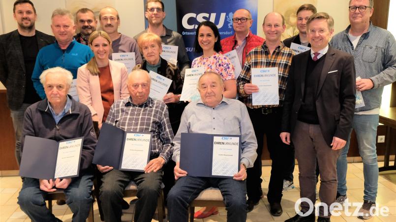 Tanja Renner und Markus Seufert gratulieren 28 Mitgliedern für langjährige Treue. Im Mittelpunkt stehen (sitzend) Alfred Schmid (Mitte) für 70 Jahre in der CSU, Albert Schwemmer (links) und Josef Wiesnet (rechts) für 60 Jahre. Bild: do