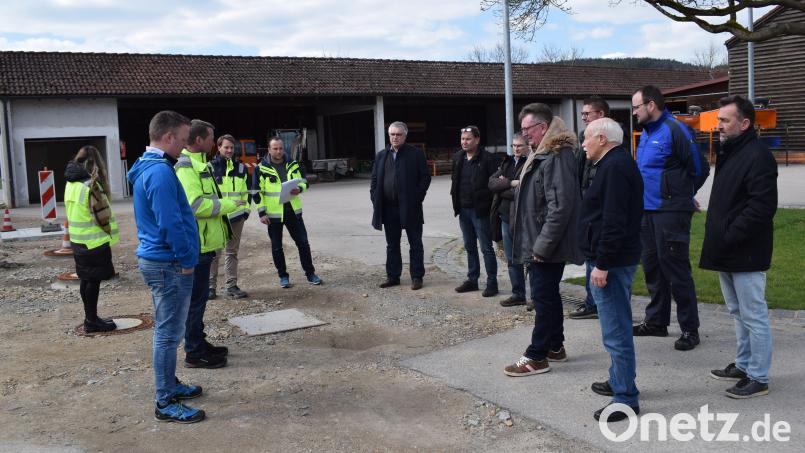 Nach dem Einbau eines Ölabscheiders wird der Innenhof des Bauhofes neu geteert. Der Bauausschuss machte sich vor Ort ein Bild von den Gegebenheiten. Bild: bnr