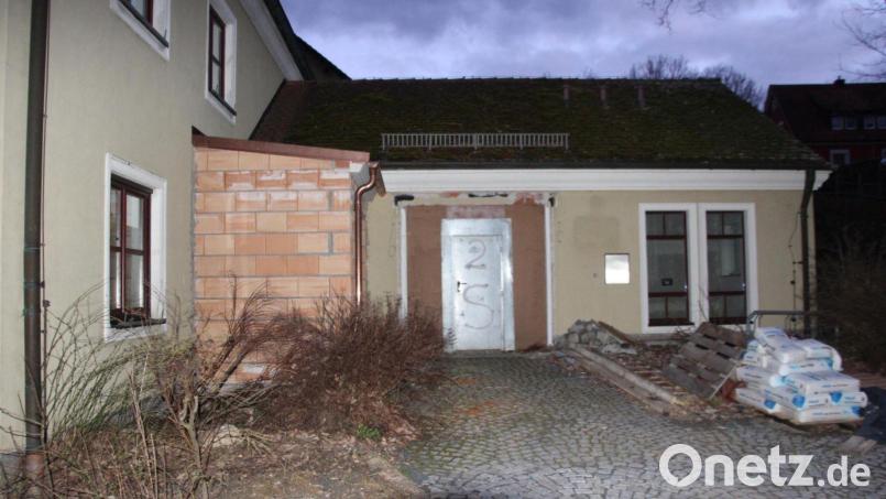 Die Arbeiten für den Anbau an das Rathaus in Großkonreuth wurden wieder aufgenommen. Die Aufträge für die Putz-, Maler- und Estrich-Arbeiten wurden vergeben. Bild: kro