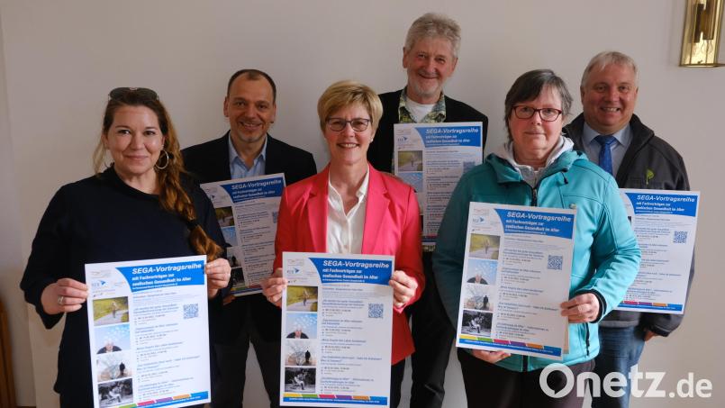 Mehrere Veranstalter und Bildungseinrichtungen habe sich zusammengetan, um möglichst viele Menschen zum Besuch der Ensdorfer Vortragsreihe „Seelische Gesundheit im Alter“ zu bewegen. Federführend ist der Verein SEGA, den dessen Geschäftsführerin Sonja Oleson (vorne links) bei der Programmvorstellung vertrat. Bild: usc