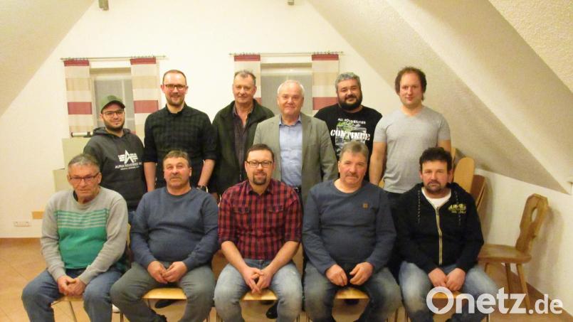 Auf ein ruhiges Jahr blickt die Vorstandschaft der Jagdgenossenschaft Zinst mit ihrem Jagdpächter, Jägern und Bürgermeister Günther Kopp zurück. Bild: Gemeinde Kulmain/exb