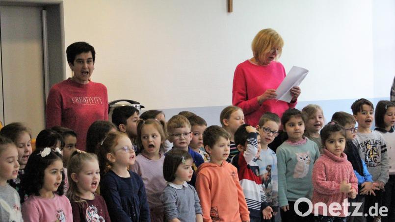 Die Kinder im Kindergarten Caritas Marienheim bekommen jeden Freitag Gesangsunterricht mit Unterstützung durch Kirchenorganist Bernhard Müllers. Für das Osterfest präsentierten die Kleinen &quot;Stups, der kleine Osterhase&quot;. Bild: Dagmar Williamson [dwi]
