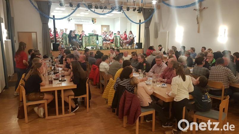 Zahlreiche Besucher kamen zum Bockbierfest der Jugendblaskapelle Fensterbach ins Jugendheim nach Wolfring. Bild: M.Breitschaft/exb