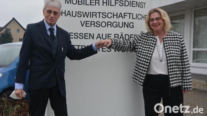 AWO-Kreisvorsitzender Edwin Ulrich stellt die neue Geschäftsführerin des AWO-Kreisverbands Tirschenreuth, Heike Laube, vor. Bild: jr