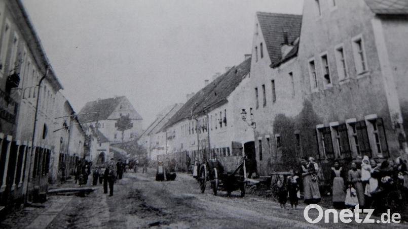Die Flosser Hauptstraße, die Freiherr-von-Lichtenstern-Straße, um 1900. Im Hintergrund ist das Alte Pflegschloss zu erkennen. Bild: Ortschronik Floß, Repro: Lehner