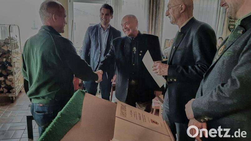 Reinhard Spickenreuther (links) ist einer der Geehrten, denen die Scharfschützen für sein Engagement dankten. Im Bild von links Bürgermeister Rudolf Teplitzky, erster Schützenmeister Achim Schallmoser, zweiter Schützenmeister Günter Gilch und dritter Schützenmeister Alexander Klier. Bild: Franz Herdegen/exb