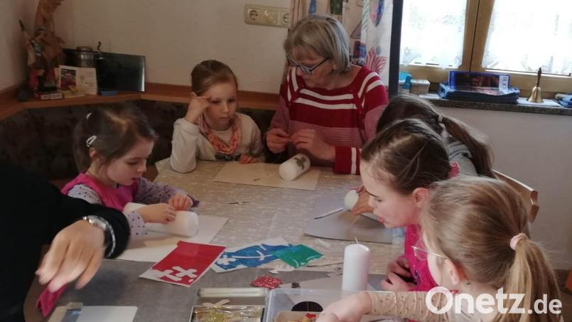 Die Kinder beim Basteln. Bild: le