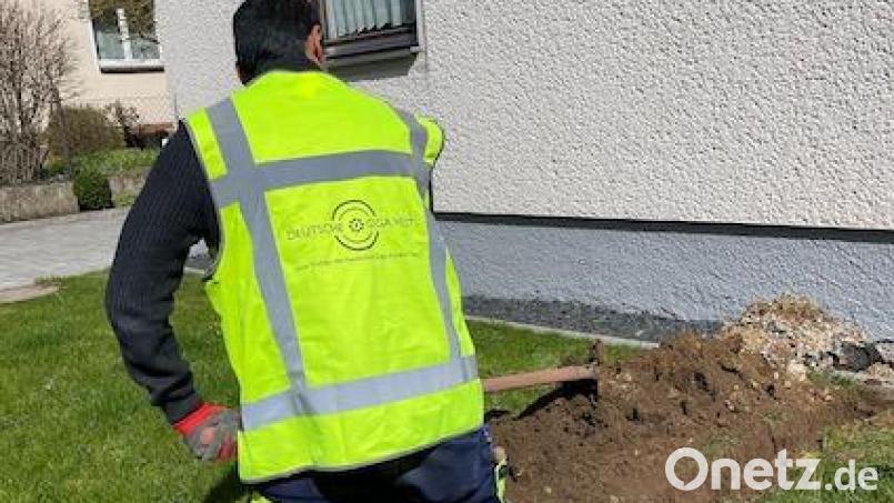 Damit nun überhaupt einmal was vorangeht, hat die Deutsche Giga Access mit dem Setzen der Hausanschlüsse und den Leitungsarbeiten bis zur Grundstücksgrenze begonnen. Bild: Deutsche Giga Access/exb