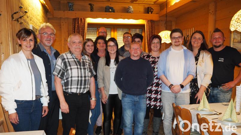 Bei den Neuwahlen der Faschingsfreunde wurde Vorsitzender Benjamin Bonczyk (Fünfter von rechts) als Vorsitzender in seinem Amt bestätigt. Bild: krb
