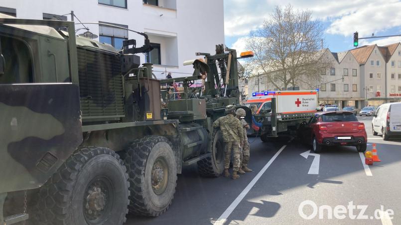 Dieser Unfall an der Storg-Kreuzung in Sulzbach-Rosenberg zog etliche Schaulustige an: Der Fahrer eines schweren Sattelzugs der US-Armee hatte einen Suzuki-Kleinwagen buchstäblich über den Haufen gefahren. Bild: Polizeiinspektion Sulzbach-Rosenberg/exb