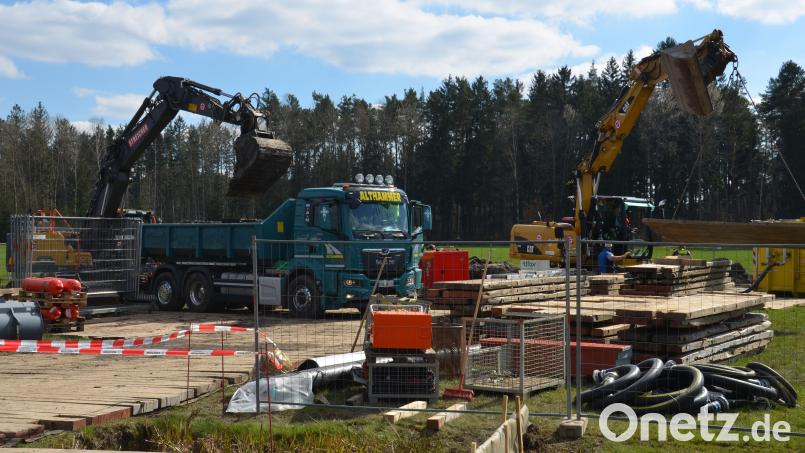 Die Arbeit auf der nassen Wiese in Pfrentsch bei Waidhaus gestaltete sich für die Spezialkräfte schwierig. Am Gründonnerstag hieß es dann endlich: Leck erfolgreich abgedichtet. Bild: dob
