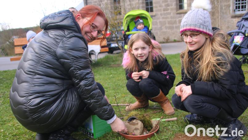 Der Pflanzteller aus Naturmaterialien zeigt den steinigen Weg, das Grab und die Kreuze aus Zweigen. Bild: fvo