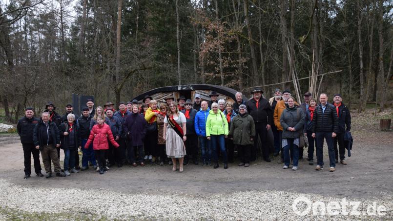 Köhler aus mehreren europäischen Ländern trafen sich in den vergangenen Tagen zur Präsidiumssitzung des europäischen Köhlerverbandes in Ebermannsdorf. Die Ebermannsdorfer Köhlerfreunde mit ihren Vorsitzenden Josef Gilch (rechts) und sein Team hatten die Zusammenkunft organisiert. Bürgermeister Erich Meidinger (2. von rechts) hieß alle im Namen der Gemeinde willkommen. Bild: bö