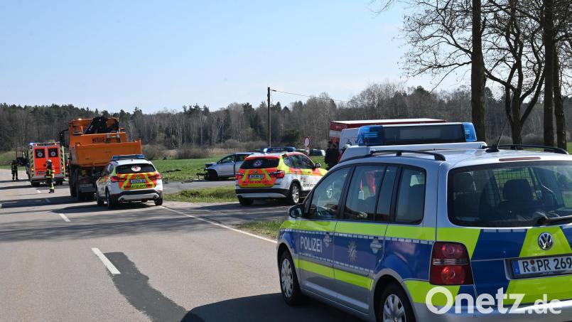 Zu einem Unfall ist es am Donnerstagvormittag auf der Kreisstraße 5 an der Einmündung nach Gressenwöhr gekommen. Bild: gf