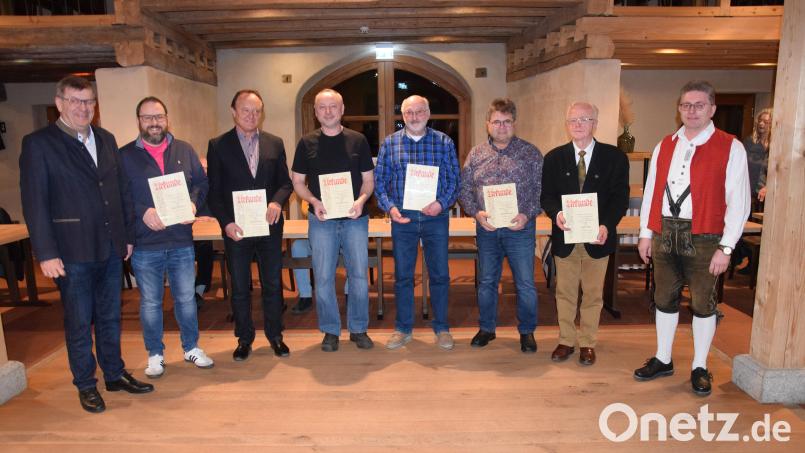 Die Blaskapelle St. Ägidius ehrt treue Mitglieder (von links): Bürgermeister Peter Braun, Daniel Sandner, Karl Fochtner, Gerald Stauber, Günther Schmid, Ulrich Weigert, Anton Gehr und der scheidende Vorsitzende Richard Fischer. Bild: bö