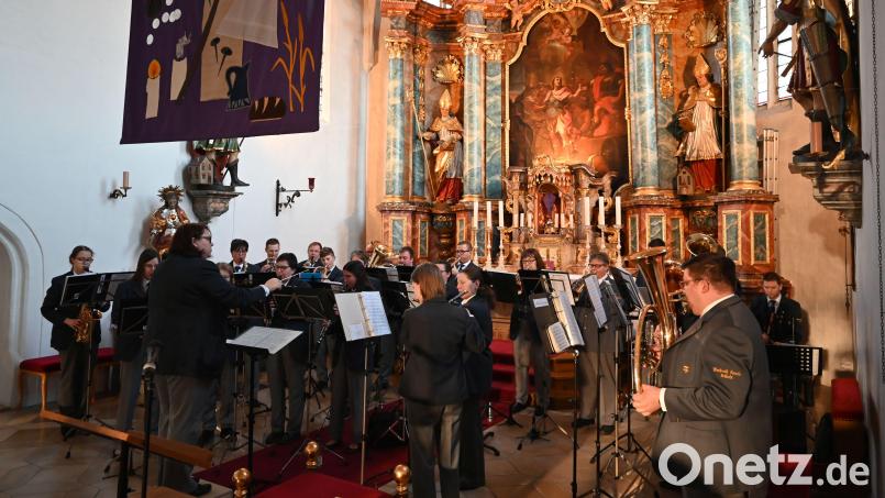 Ein Gottesdienst für die verstorbenen Mitglieder mit rund 30 Musikern unter der Leitung von Sabine Kredler ging der Jahreshauptversammlung der Werkvolkkapelle Schlicht voraus. Bild: sak