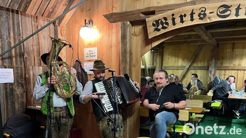 „Die Zwoa Schneidig’n“ unterhielten die Gäste beim Starkbierfest in Gleiritsch. Bild: sgs