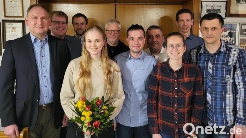Constanze Hartwig (mit Blumenstrauß) ist neue Vorsitzende der JU Mantel. Sie darf sich der Unterstützung ihrer Vorstandsmitglieder und der CSU-Familie sicher sein. Bild: knh