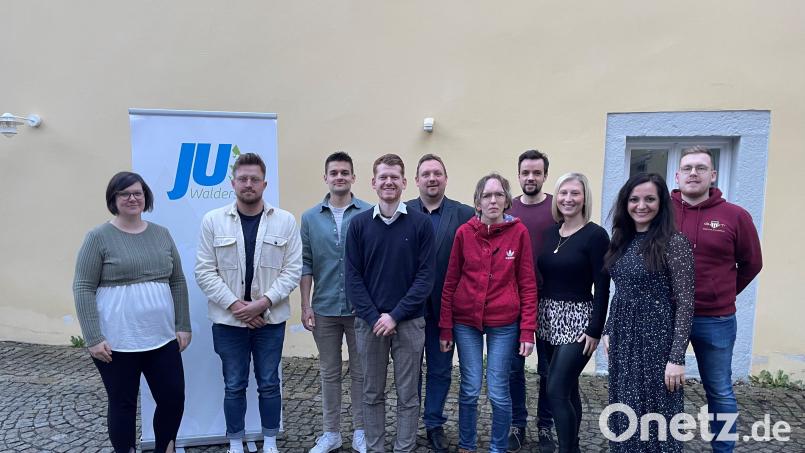 Wahlen bei der JU Waldershof: Im Bild von links JU-Kreisvorsitzende Sandra Dostler, Simon Wollner, Maximilian Berek, JU-Ortsvorsitzender Maximilian Kastner, CSU-Ortsvorsitzender Mario Rabenbauer, Annette Heining, Florian Fischer von der JU Marktredwitz, Tanja Mai, Bürgermeisterin Margit Bayer und Fabian Kastner. Bild: Junge Union/exb