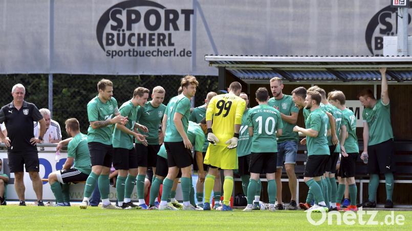 Die Spieler des 1. FC Rieden müssen am Osterwochenende gleich zweimal ran. Archivbild: Hubert Ziegler