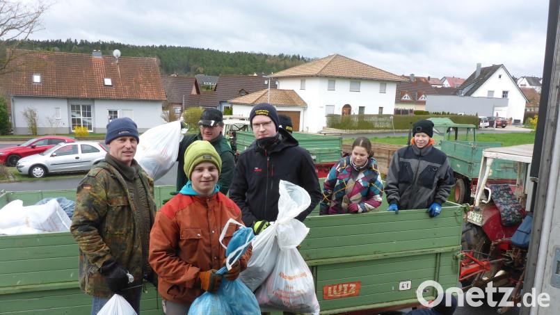 Ein Helferteam aus der Pfarrei St. Michael sammelt in Poppenricht Altkleider, Schuhe, Brillen und Briefmarken. Bild: Reiner Hoffmann/exb