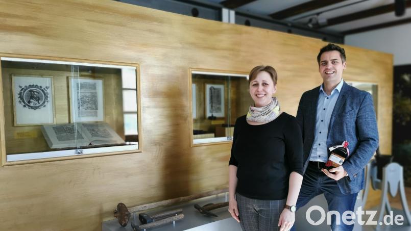 Maria Ahlemeyer, Vorsitzende des Museumsvereins, und Bürgermeister Rudolf Teplitzky besprechen im Doktor-Eisenbarth- und Stadtmuseum Oberviechtach die vorhandene IT-Ausstattung mit Software und Bildschirmen. Bild: Portner