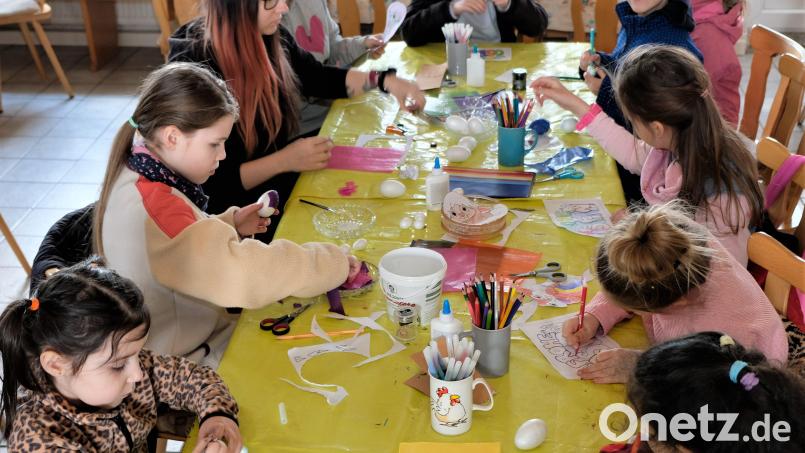 Ferienbeschäftigung für Kids: Das Osterbasteln fasziniert immer, wie zum Beispiel in der Kindergruppe des Kleintierzuchtvereins Speinshart/Tremmersdorf Bild: do