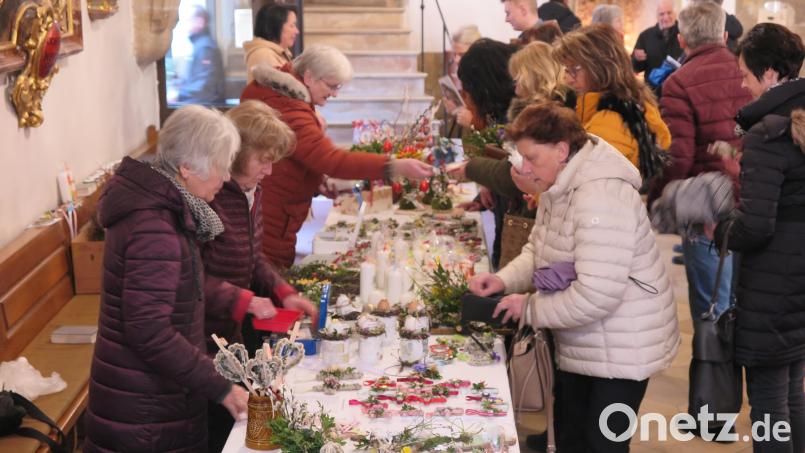 Groß war die Auswahl am Stand des Katholischen Frauenbundes, an dem auch heuer wieder zahlreiche österliche Bastelarbeiten zum Kauf angeboten wurden. Bild: jzk
