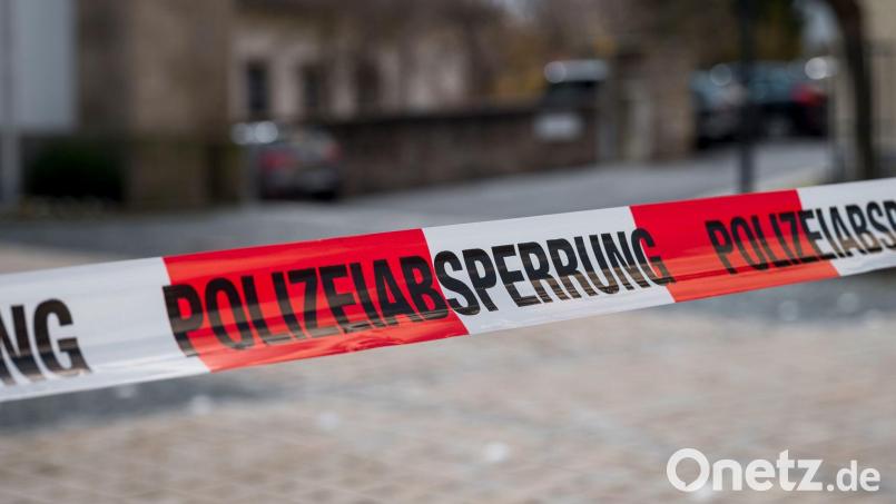 Die Straße zu dem Kinder- und Jugendhilfezentrum in Wunsiedel ist abgesperrt. In der Einrichtung ist eine Zehnjährige tot in einem Zimmer gefunden worden. Bild: Daniel Vogl/dpa