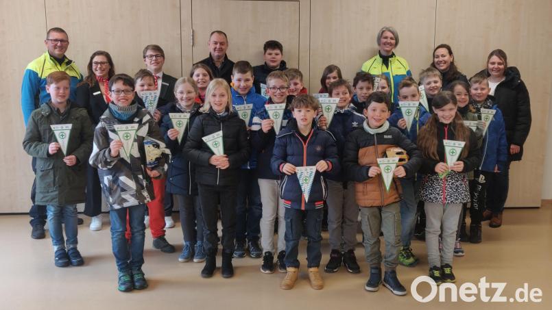 Stolz zeigen die Kinder der 4. Jahrgangsstufe der Grundschule Ebermannsdorf ihre Wimpel. Ihnen gratulieren (hinten, von links): Markus Neumeyer, Amelia Gräf, Niklas Giedl, Bürgermeister Erich Meidinger, Saskia Ram-Höcherl, Katja Kuhn und Klassenleiterin Christiane Finsterer. Bild: hah