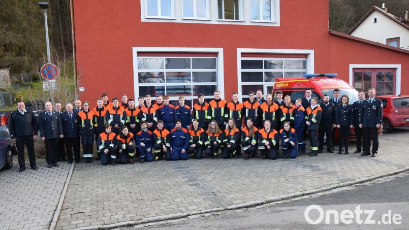 31 junge Leuten aus den Feuerwehren Hohenburg, Mendorferbuch-Egelsheim, Allersburg-Berghausen und Ransbach schließen das Basismodell der Modularen Truppausbildung erfolgreich ab. Dazu gratulieren die Feuerwehrvertreter, Kreisbrandrat Armin Daubenmerkl mit seinem Team sowie Bürgermeister Florian Junkes. Bild: bö