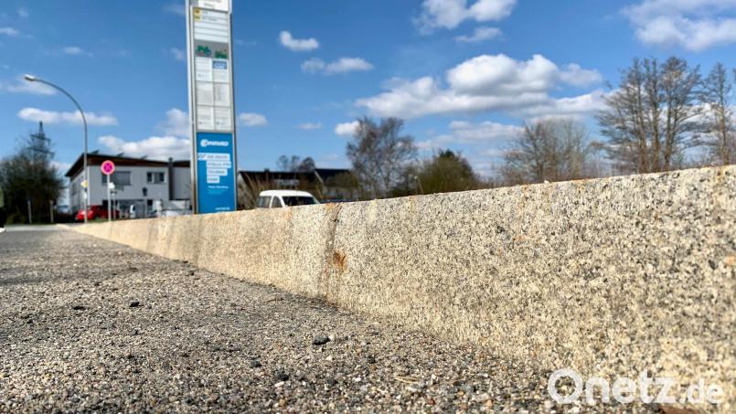 Barrierefrei? Geht anders. Eine Bordsteinkante, wie hier bei der Haltestelle am Edeldorfer Weg in Weiden, kann für Menschen mit Behinderung bereits ein unüberwindbares Hindernis sein. Bild: Gabi Schönberger