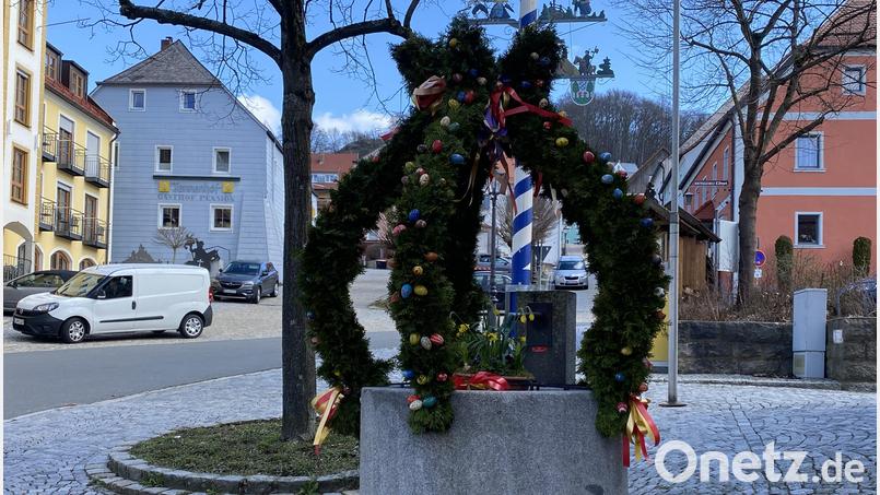 Der Osterbrunnen ziert den Tännesberger Marktplatz. Bild: Josef Glas