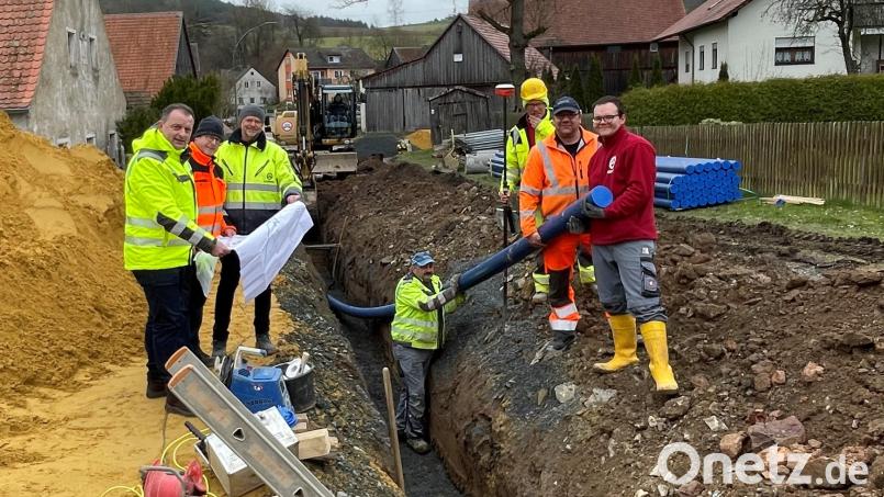 Der erste Graben für die Wasserleitung ist zugleich der Auftakt der Runderneuerung von Lückenrieth. Bürgermeister Anton Kappl (links) ist zuversichtlich, dass die Maßnahme im September abgeschlossen ist. Bild: fz