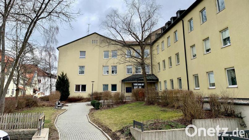 Im zweiten Stock des ehemaligen Krankenhauses in Vohenstrauß sind die ersten Flüchtlinge eingezogen. Bild: Gabi Schönberger