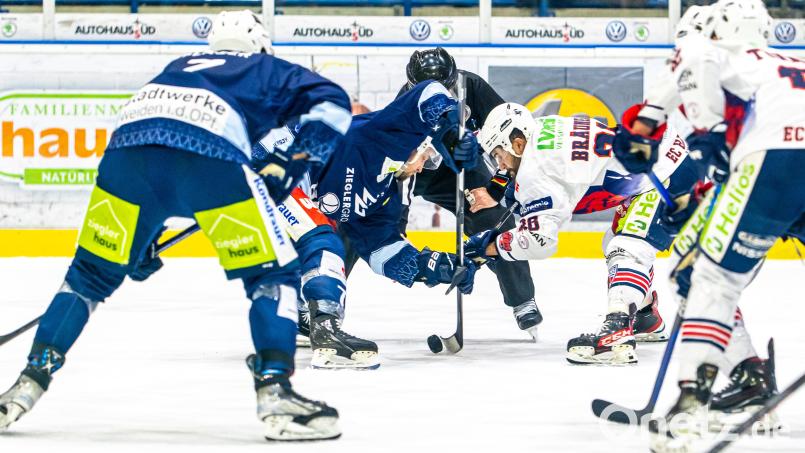 Startschuss zum Play-off-Halbfinale zwischen den Blue Devils Weiden und den Saale Bulls Halle. Tomas Rubes (Zweiter von links) und seine Kollegen peilen im ersten Heimspiel am Samstag mit einem Sieg die Basis für den Einzug ins Finale an. Bild: Elke Englmaier