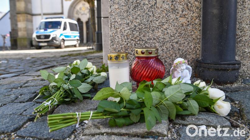 Die Wunsiedler legten weiße Rosen ab und stellten Kerzen auf. Bild: Florian Miedl.