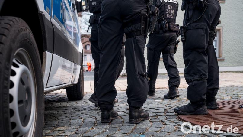 Einsatzkräfte der Polizei sperren die Straße zu einem Kinder- und Jugendhilfezentrum ab. In der Einrichtung war eine Zehnjährige tot gefunden worden. Bild: Daniel Vogl/dpa